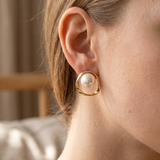 Gold Wave Circle Pearl Earrings